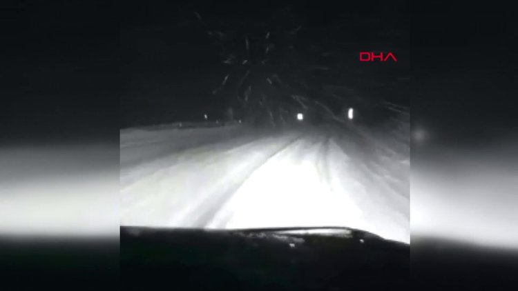 Uludağ'da şiddetini arttıran kar yolların kapanmasına neden oldu