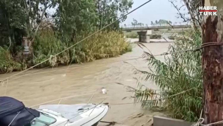 Sağanak nedeniyle köprü yıkıldı, tekne alabora oldu