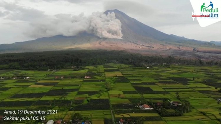 Semeru Yanardağı yeniden harekete geçti