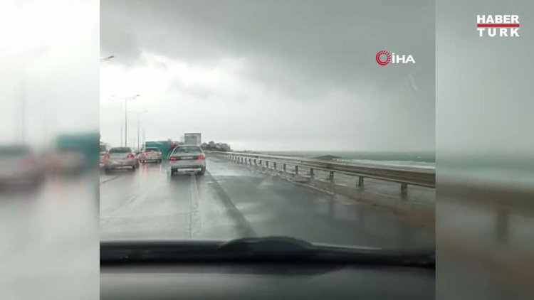 Şiddetli rüzgar park halindeki eşya dolu nakliye kamyonunu devirdi