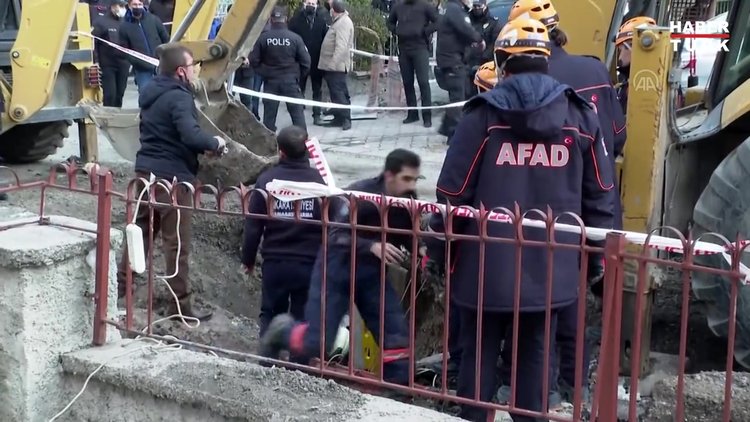 Keçiören'de kanalizasyon çalışması sırasında yol çöktü