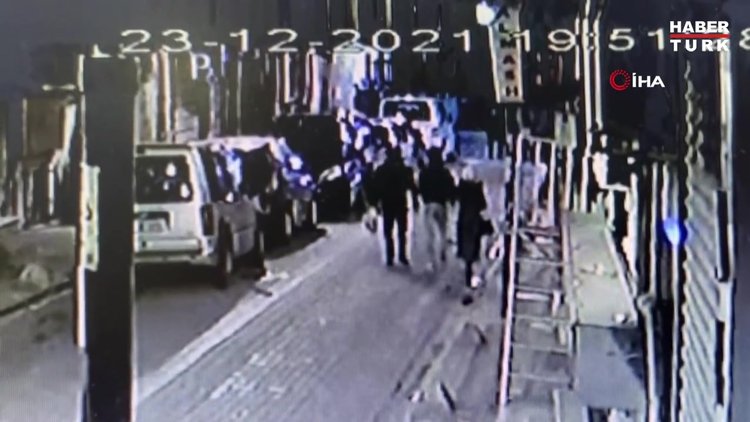 Zeytinburnu'nda genç kız camdan düşerek ağır yaralandı... O anlar kamerada