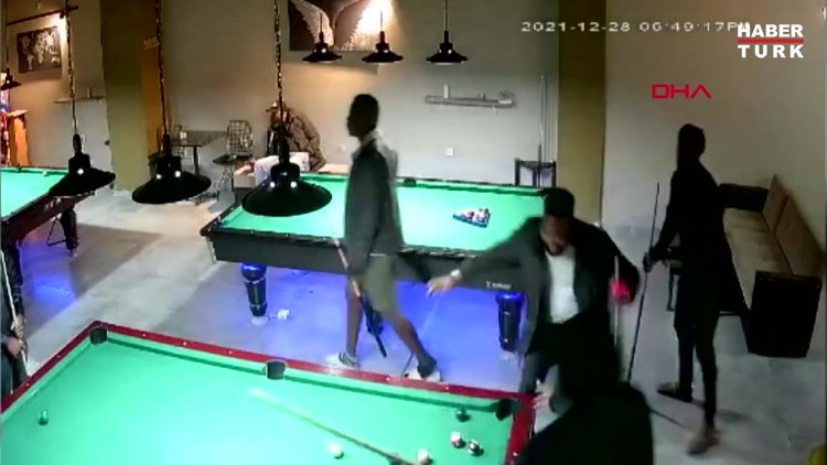 ESENYURT'TA BİLARDO SALONUNDA YUMRUKLU İSTEKALI KAVGA KAMERADA