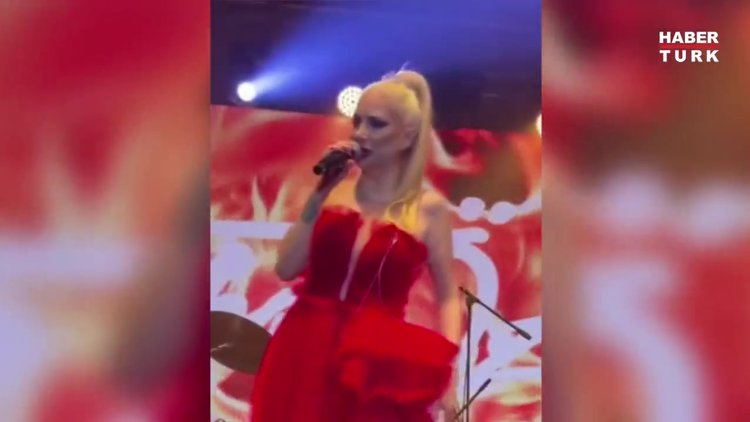 Tuğba Özerk'in zor anları! Sahnede yere düştü...