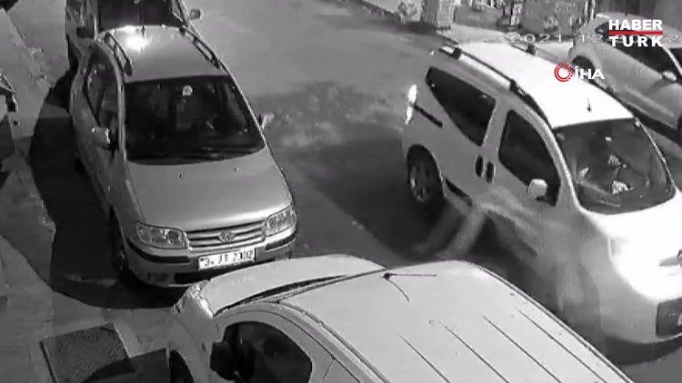 Tartıştıkları genci sokak ortasında dakikalarca darp ettiler