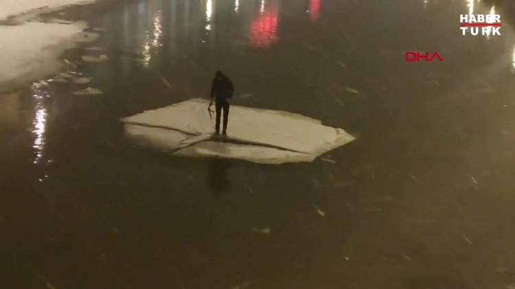 Donan Çoruh Nehri'nde buz kütlesini sal gibi kullandı