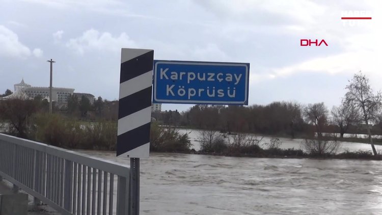 Manavgat'ta dere taştı, evlerini su basanlar botla kurtarıldı
