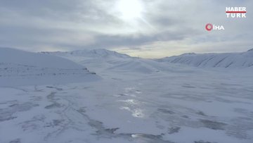 Çılgın fenomen buz tutan Zernek Baraj Gölü’ne daldı
