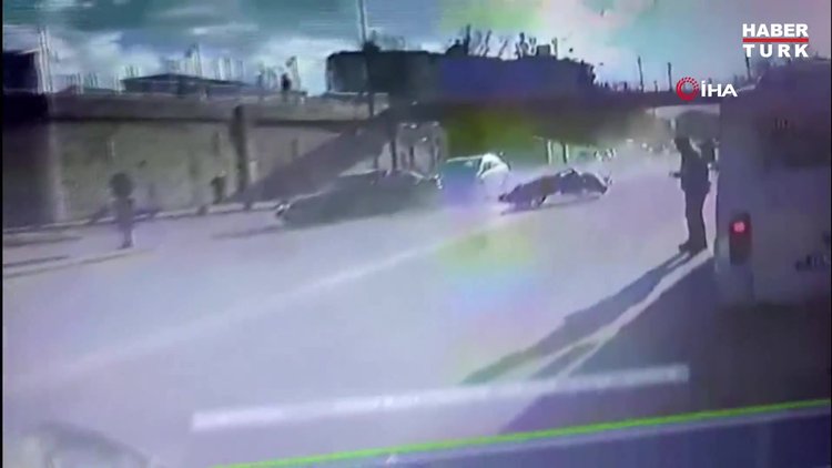 Alkollü sürücünün makas atmak isterken çarptığı kurye can verdi