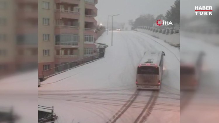 Yolcu otobüsü buzlanan yolda böyle kaydı