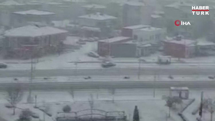 Kontrolden çıkan lüks aracın simitçiyi ezdiği feci kaza kamerada