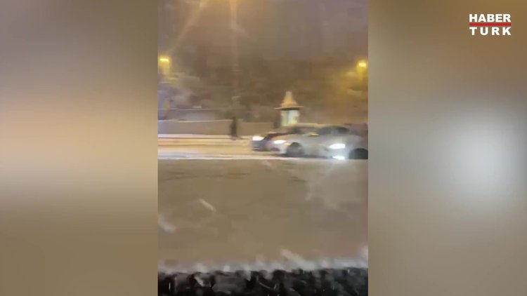 İstanbul'da yoğun kar yağışı! Sürücüler zor anlar yaşadı