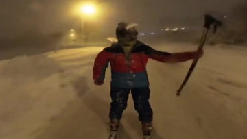 Avcılar'dan Firuzköy'e kayak yaparak böyle gitti!