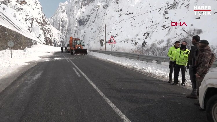 Hakkari-Van karayoluna çığ düştü; yolcu minibüsündekiler tehlike atlattı