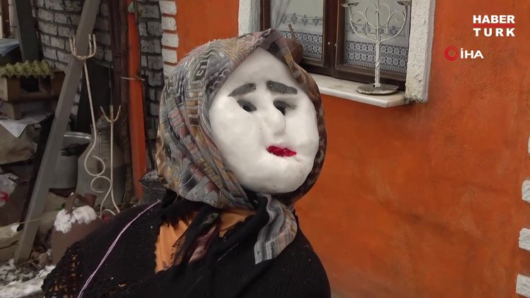 Kar sevdalısı adam 7 yıl önce evlendiği kardan karısına takma diş hediye etti