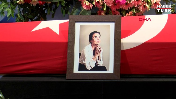 Yeşilçam'ın usta ismi Fatma Girik son yolculuğuna uğurlanıyor