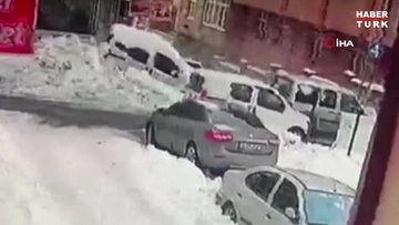 Otomobilin üzerine düşen kar tavanı çökertti: O anlar kamerada