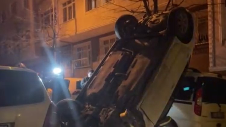 Bahçelievler'de kaza yapan otomobil dik şekilde havada asılı kaldı!
