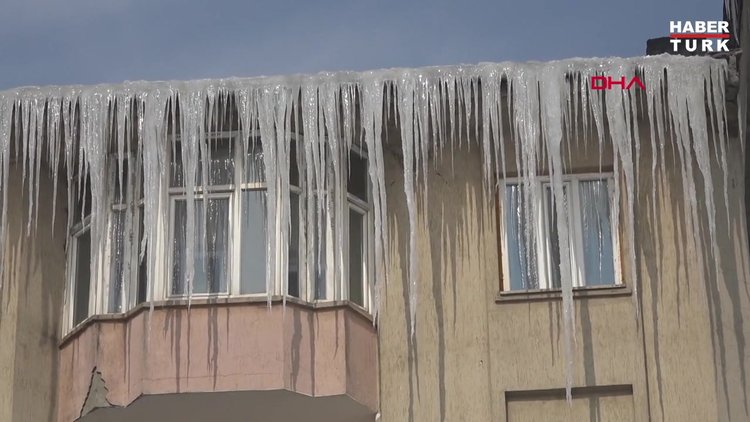 Yüksekova'da, çatılarda 5 metrelik buz sarkıtları