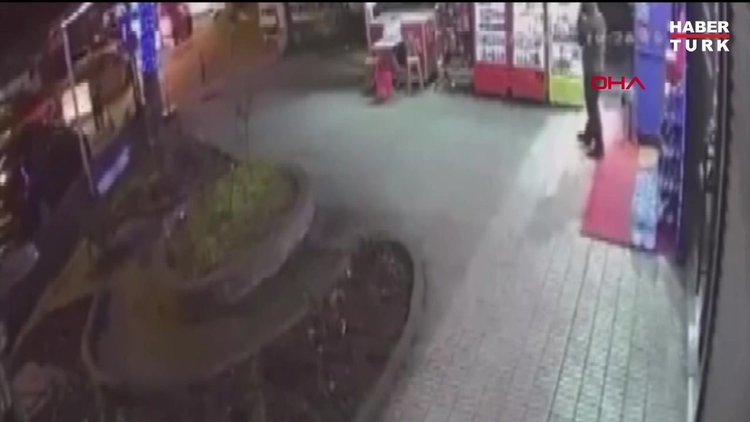 KADIKÖY'DE İŞ YERİ SAHİBİ ÇÖKME İLE BİRLİKTE 5 METRELİK ÇUKURA İŞTE BÖYLE DÜŞTÜ