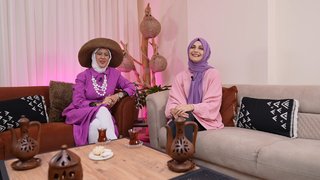 Gelin Evi'nde fenomen olmuş gelinlerimiz Gamze Turan ve Zeynep Varoğlu, 20 yaşında 5 aylık ebli Özlem Barış'ın evini değerlendirdi. ...