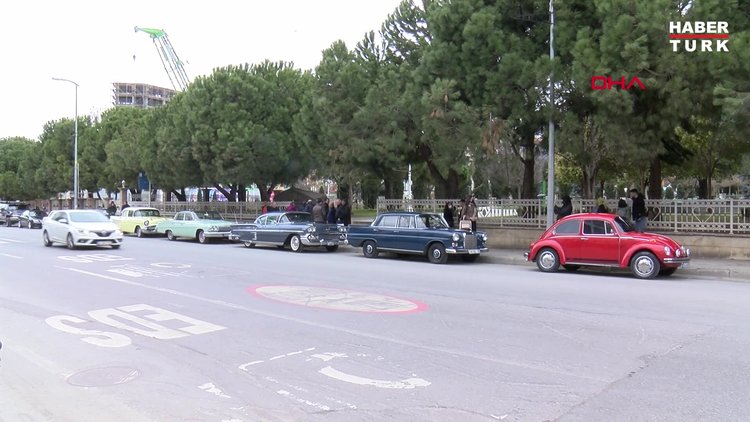 Sevgililer günü için klasik arabalarıyla "sevgi konvoyu" yaptılar