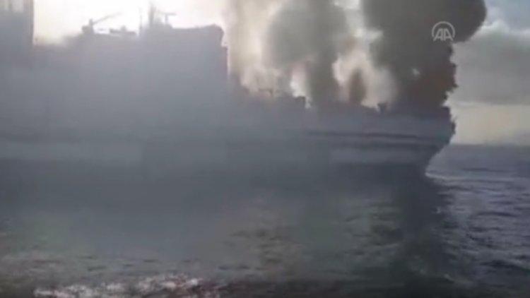 Yunanistan'da 300'e yakın kişiyi taşıyan gemide yangın!