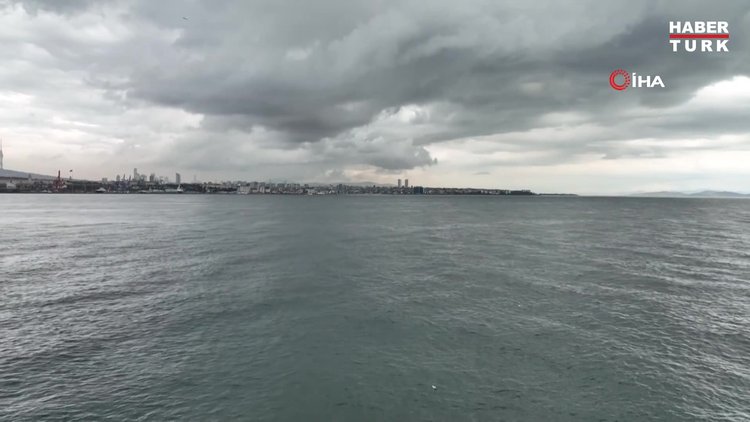 Mega kenti etkisini altına alan kara bulutlar böyle görüntülendi