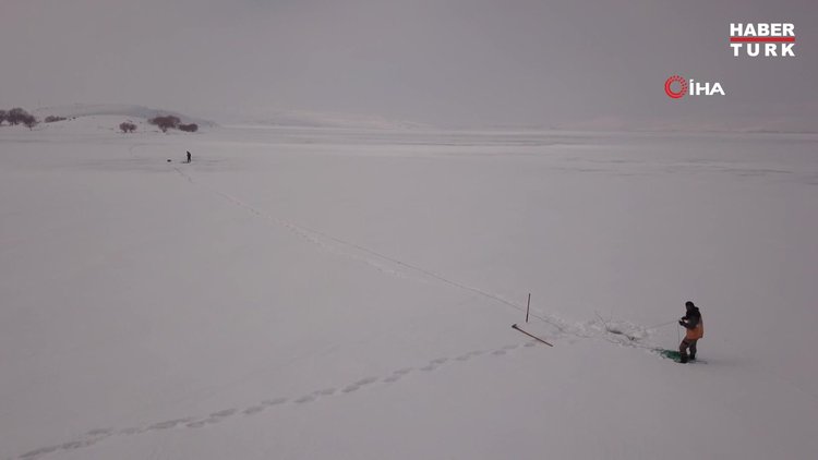 Nazik Gölü’nde eskimo usulü balık avı böyle görüntülendi