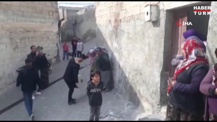 Metruk evler yıkıldı, mahalleli davul zurnayla halay çekti
