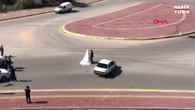 GELİN İLE DAMADIN ETRAFINDA TEHLİKELİ DRİFT