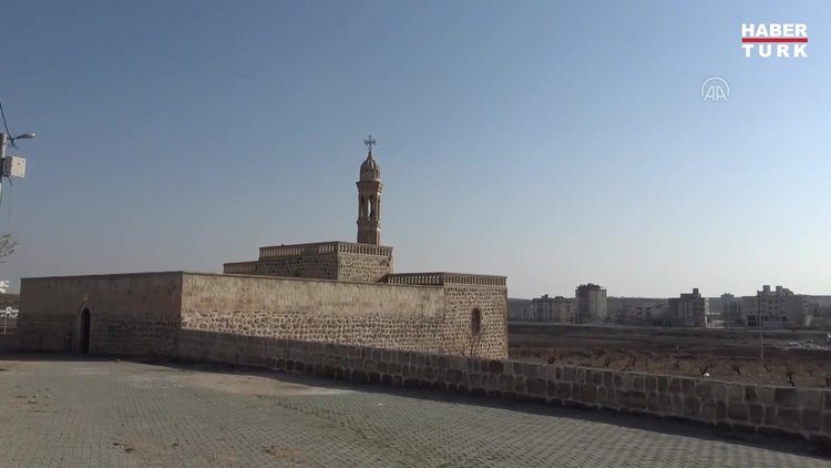 800 yıllık kilisedeki çanı çalmaya çalışan hırsızlar çıkan ses üzerine kaçtı