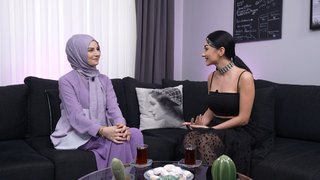 Gelin Evi'nde fenomen olmuş gelinlerimiz Gamze Turan ve Gülsüm Selvi Aktaş, 2 yıllık evli Emine Çetinkaya’nın evini değerlendirdi. ...