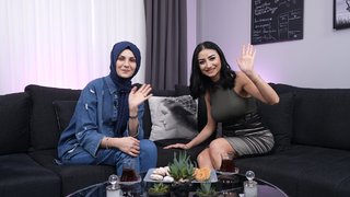 Gelin Evi'nde fenomen olmuş gelinlerimiz Gamze Turan ve Gülsüm Selvi Aktaş, 26 yaşında, 2.5 yıllık evli Selvi Kahveci’nin evine konuk olundu. ...