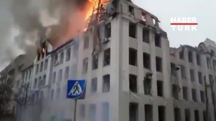 Ukrayna'nın Harkov kentinde Rusya'nın bombardımanı sonucu polis merkezi ağır hasar aldı!
