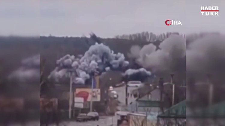 Rus ordusunun Kiev'e girişini önlenmek için köprüler yıkılıyor