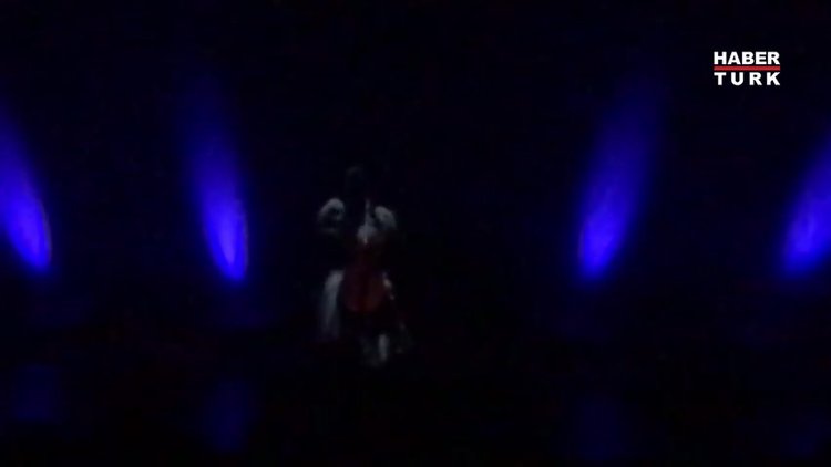 Bergen'in hologramı galanın açılışını yaptı