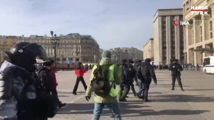 Rusya'da savaş karşıtı gösterilerde gözaltı sayısı 2 bin 500'ü aştı