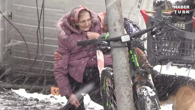 Kar yağışı altındaki Ukrayna'nın İrpin kentinden tahliyeler devam ediyor