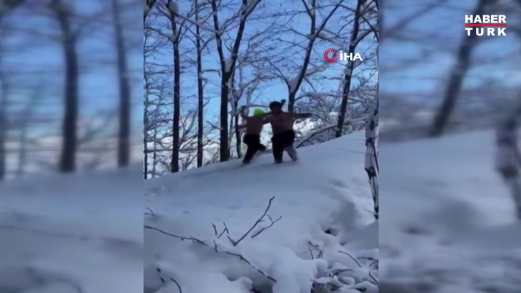 Bursa'da soğuğa rağmen kar banyosu!