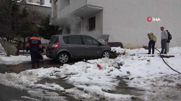 İstanbul'da park halindeki otomobil alev aldı!
