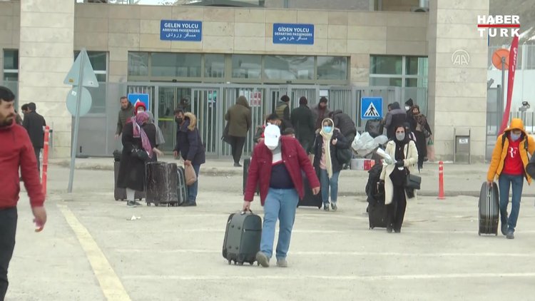 İranlı turistler Nevruz Bayramı tatili için Van'a gelmeye başladı