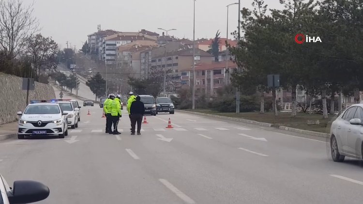 Yolun karşısına geçmeye çalışan gence araba çarptı