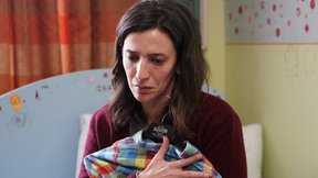 Melike, Kaan'ın eşyalarını dağıtıyor...