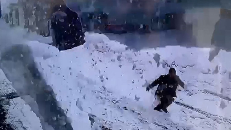 Kar kütlesi çatıdan düştü, son anda kurtuldu!