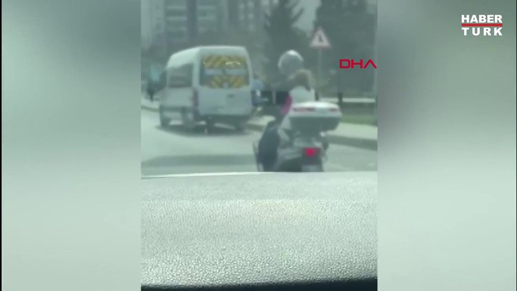 Motosiklette kasksız küçük çocukla tehlikeli yolculuk