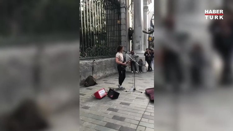 Galatasaray Lisesi önünde bir sokak konseri