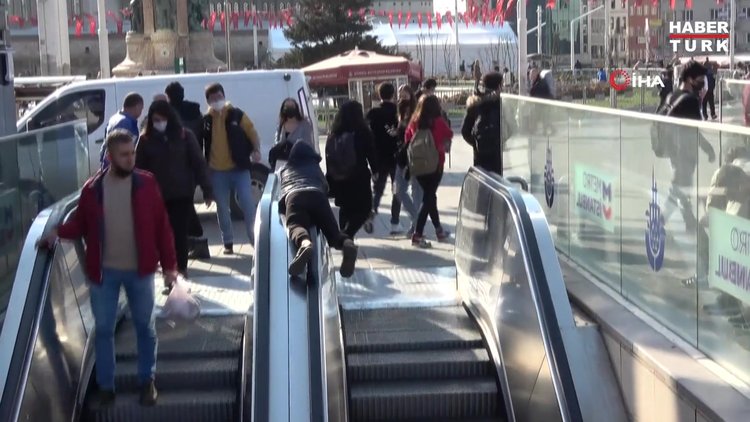 Yürüyen merdivenlerde çocukların tehlikeli oyunu