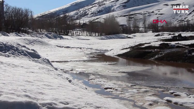 KARLIOVA'DA DAĞLARDAKİ KAR ERİDİ, ÇARŞI VE SOKAKLARI SU BASTI