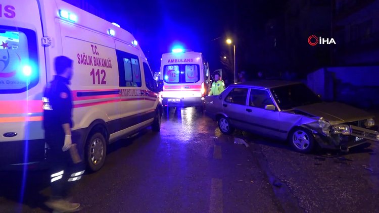 Seyir halindeki iki otomobil çarpıştı: 2 yaralı